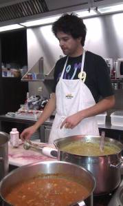 Stefan beim Kochen für den veganen Mittagstisch